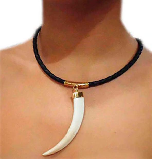 Collar-colmillo-facochero-y-cuero-en-oro-18-kilates-2