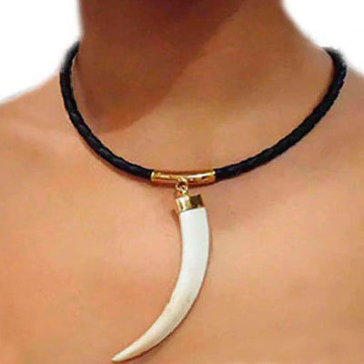 Collar-colmillo-facochero-y-cuero-en-oro-18-kilates-4