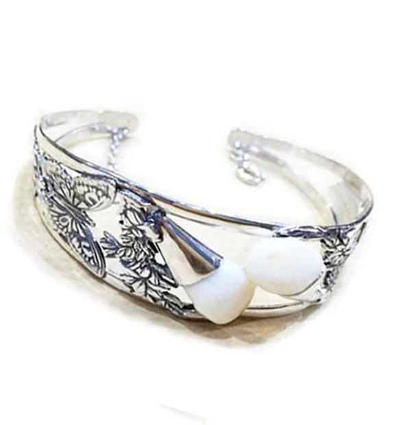 brazalete-perla-de-venado-con-hojas-y-flores-en-plata-3