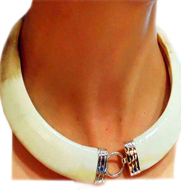 collar-jabali-centro-aro-liso-en-oro-blanco-de-18-kilates-1