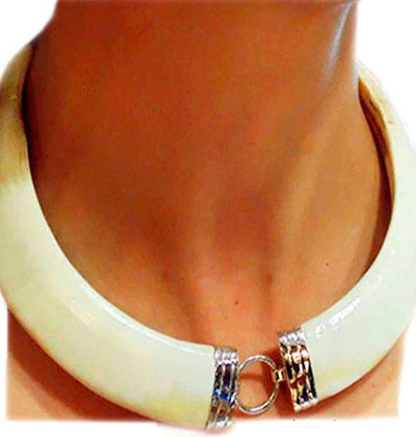 collar-jabali-centro-aro-liso-en-oro-blanco-de-18-kilates-2