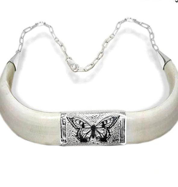 collar-mariposa-colmillos-jabali-con-plata-foto-1