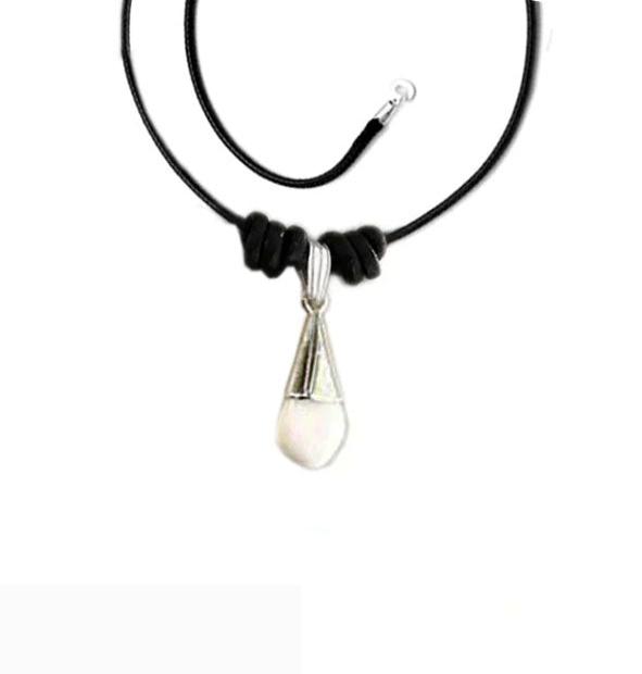 collar-perla-venado-con-cuero-negro-nudos-y-plata