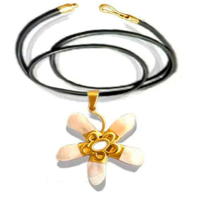 collar flor oro en perlas de venado 18 kilates 2