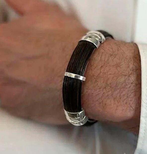 pulsera-ancha-media-cana-pelo-bufalo-con-cierre-en-plata-de-ley