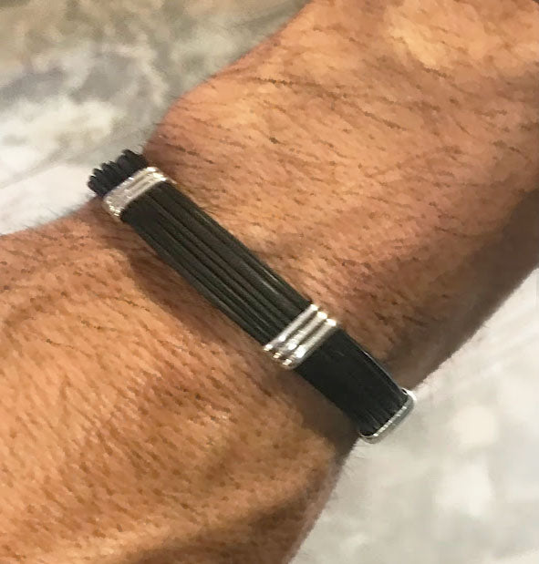 pulsera-plana-pelo-bufalo-con-cierre-marinero-en-plata-de-ley-foto-3