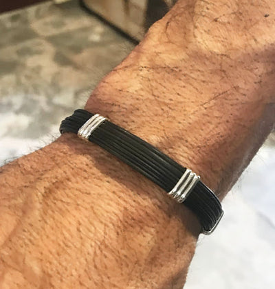 pulsera-plana-pelo-bufalo-con-cierre-marinero-en-plata-de-ley-foto-4