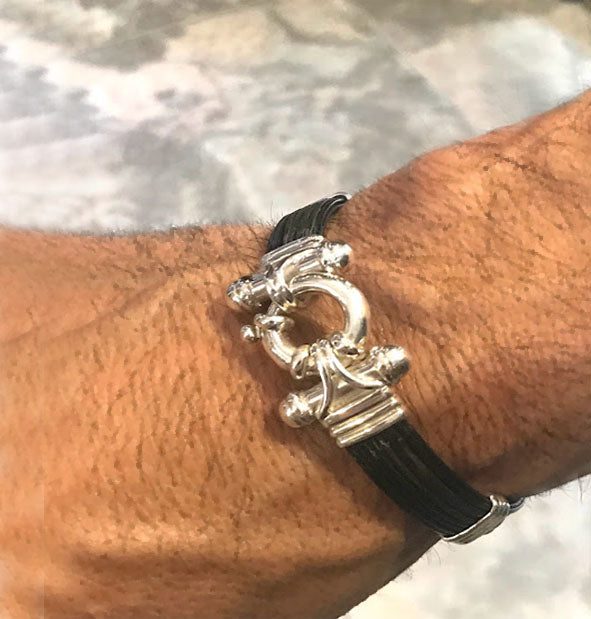 pulsera-plana-pelo-bufalo-con-cierre-marinero-en-plata-de-ley